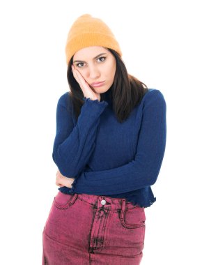 Sıkıcı, kayıtsız, güzel bir kadın uykulu ve isteksiz bakışlar atıyor, avucunun içine yaslanmış, kameraya bakıyor duygusuz, beyaz arka planda soyutlanmış. Nostalji konsepti. Stüdyo çekimi