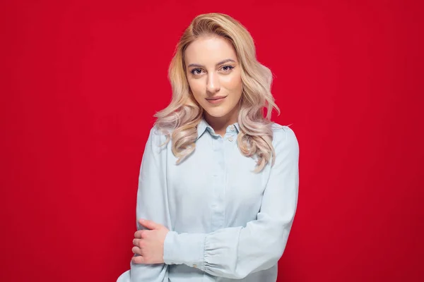 Young Woman Friendly Smile Expressing Isolated Red Background Beautiful Happy — Stock Photo, Image