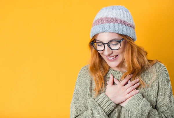 Mujer Joven Agradecida Mirando Hacia Abajo Aislada Sobre Fondo Amarillo — Foto de Stock