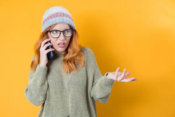 Jovem Confusa Segurando Telefone Isolada Fundo Amarelo Pessoa Feminina Com — Fotografia de Stock