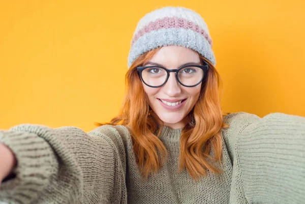 Close Mulher Sorriso Tira Foto Mesmo Com Seu Smartphone Selfie — Fotografia de Stock