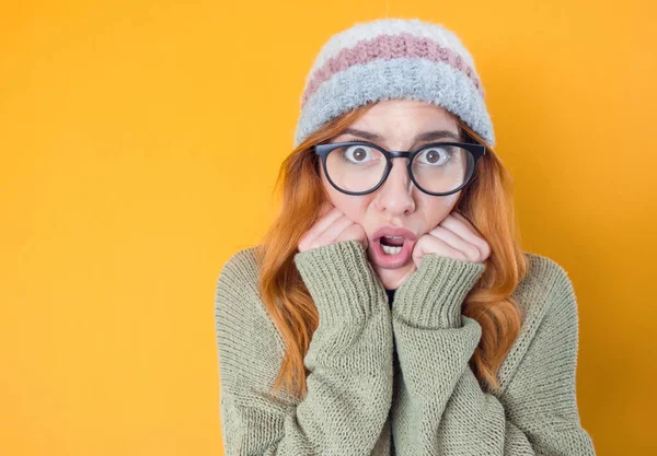 Chockad Ung Kvinna Isolerad Gul Bakgrund Förbluffad Flicka Dåliga Nyheter — Stockfoto