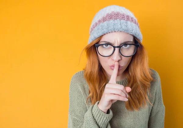 Psst Jovem Segurando Dedo Nos Lábios Mantenha Conceito Secreto Isolado — Fotografia de Stock