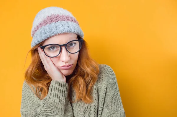 Mujer Joven Aburrida Mirando Cerca Cámara Aislada Sobre Fondo Amarillo — Foto de Stock