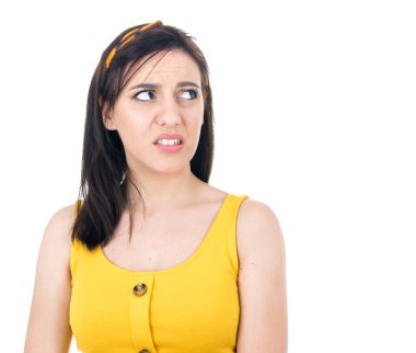 Sinirli genç bir kadın, beyaz arka planda soyutlanmış. Surat asan hoşnutsuz kız. Stüdyo çekimi