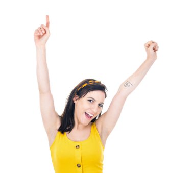 Eller yukarı! Beyaz arka planda izole bir şekilde kollarını açmış kutlayan bir kadın. Tasasız kız. Stüdyo çekimi