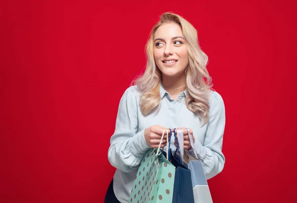 Mujer Joven Curiosa Sosteniendo Bolsa Paquete Con Compras Después Comprar — Foto de Stock