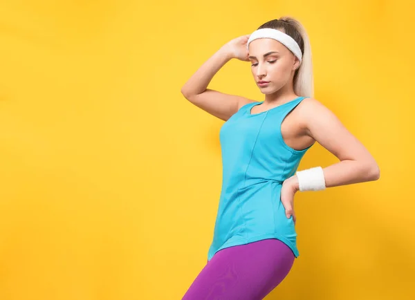 Athletic Woman Posing Looking Side Isolated Yellow Background Half Length — Stock Photo, Image