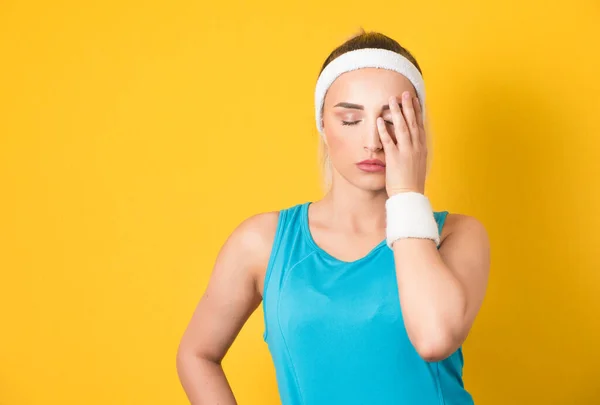 Utmattad Fitness Kvinna Vilar Efter Träning Gym Håller Hand Pannan — Stockfoto