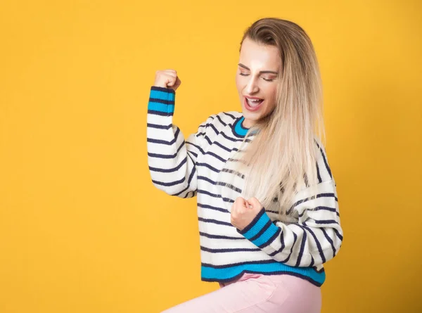 Emocionada Hermosa Joven Con Los Ojos Cerrados Puños Apretados Aislado — Foto de Stock