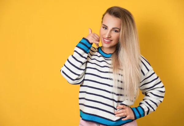 Chiamami Donna Che Gesti Parlare Telefono Mentre Guarda Telecamera Isolata — Foto Stock