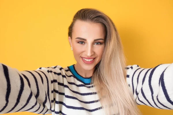 Primo Piano Sorriso Donna Prende Foto Stesso Con Suo Telefono — Foto Stock