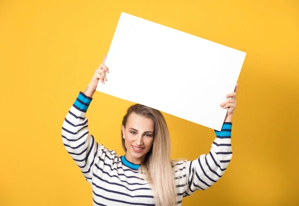 Mujeres Magníficas Con Cara Sorprendida Sosteniendo Burbuja Blanca Del Habla — Foto de Stock