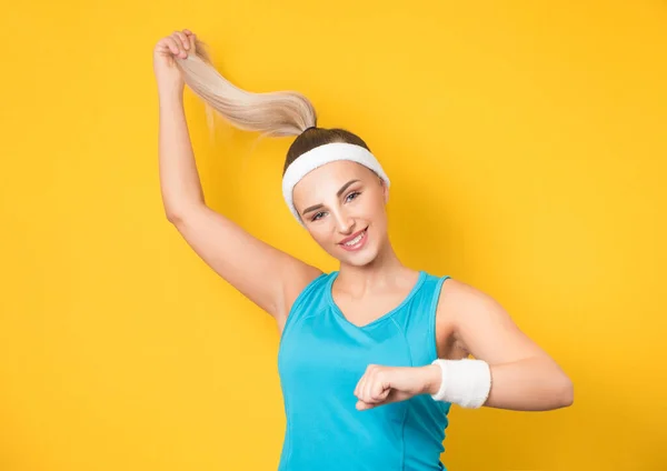 Joyful Gym Woman Doing Recreation Isolated Yellow Background Half Length — Stock Photo, Image