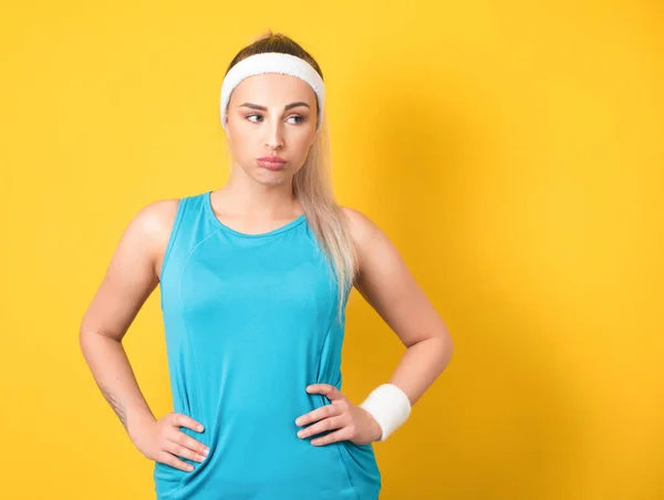 Schmollende Junge Sportlerin Isoliert Auf Gelbem Hintergrund Unzufriedene Junge Sportlerin — Stockfoto