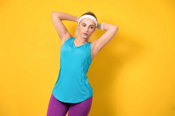 Sportliche Junge Frau Sportkleidung Posiert Und Schaut Zur Seite Während Stockfoto