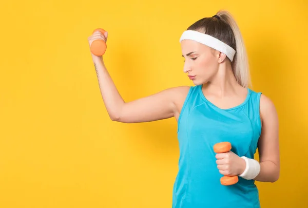 Sportliches Mädchentraining Mit Kurzhantel Isoliert Auf Gelbem Hintergrund Halbe Länge lizenzfreie Stockbilder