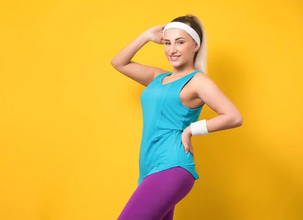 Fitness Jovem Mulher Posando Olhando Para Lado Isolado Fundo Amarelo Fotos De Bancos De Imagens