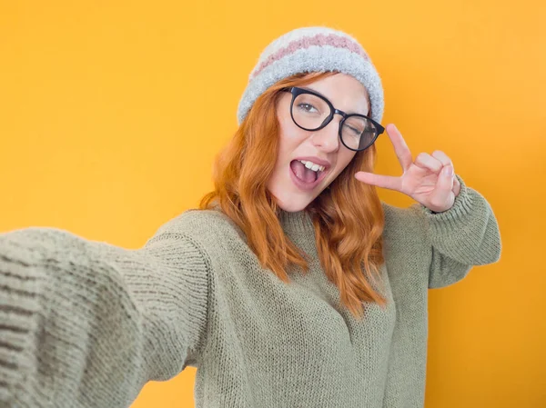 Trendy Meisje Houden Handen Smartphone Het Maken Van Selfie Tijdens — Stockfoto