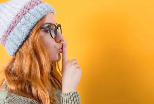 Sta Zitto Vista Laterale Della Giovane Donna Tenendo Dito Sulle — Foto Stock