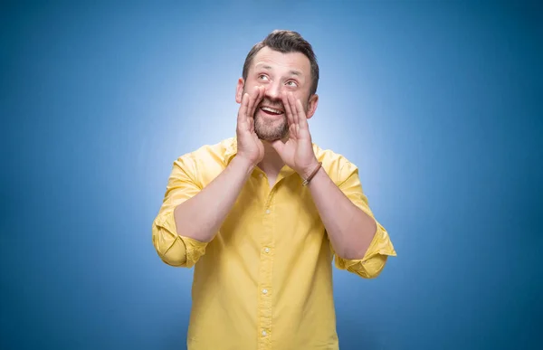 Hombre Divertido Gritando Sobre Fondo Azul Vestidos Con Camisa Amarilla —  Fotos de Stock