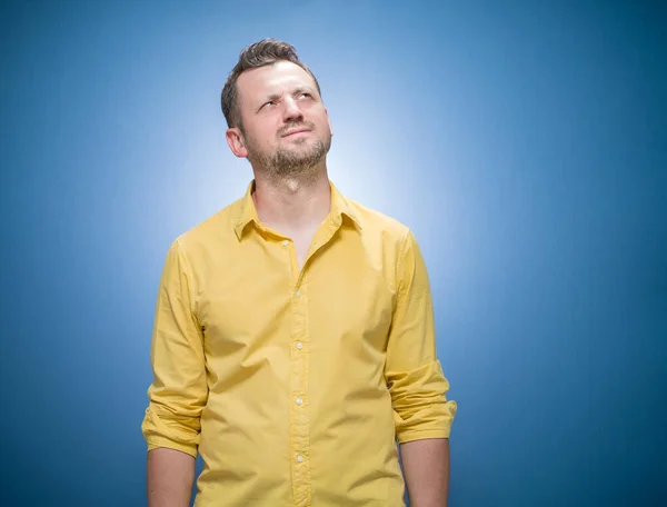 Ontevreden Man Zoek Naar Oplossing Blauwe Achtergrond Kleedt Zich Geel — Stockfoto