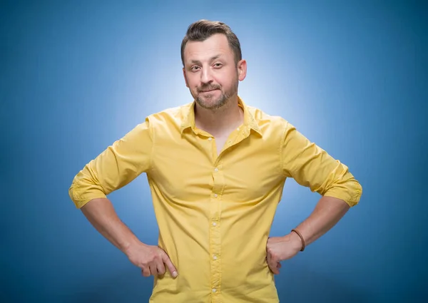 Concepto Sospechoso Joven Desconfiado Sobre Fondo Azul Vestidos Con Camisa — Foto de Stock