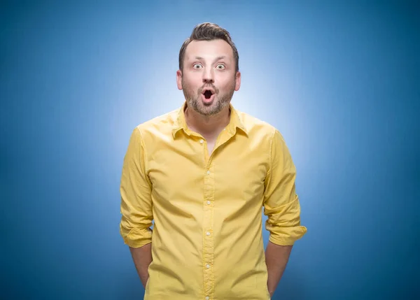 Hombre Sorprendido Mirando Cámara Sobre Fondo Azul Vestidos Camisa Amarilla —  Fotos de Stock