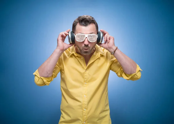 Jovem Surpreso Com Fones Ouvido Desfrutando Enquanto Ouve Música Sobre — Fotografia de Stock