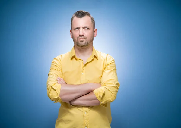 Genervter Junger Mann Vor Blauem Hintergrund Kleider Gelben Hemd Unzufriedener — Stockfoto