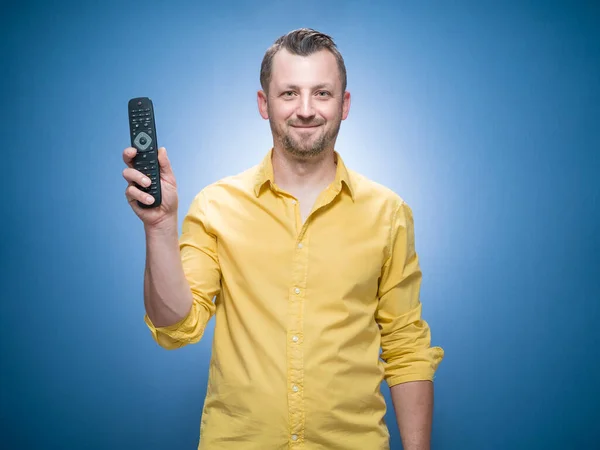 Homem Feliz Mostrando Controle Remoto Pronto Para Assistir Filmes Sobre — Fotografia de Stock