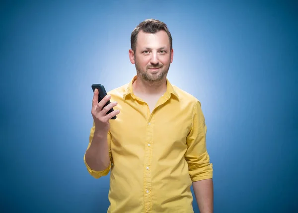 Homme Heureux Avec Téléphone Sur Fond Bleu Robes Chemise Jaune — Photo