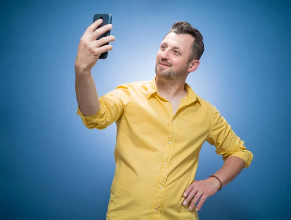 Selfie Trendy Guy Takes Photo Himself Her Smartphone Blue Background — Stock Photo, Image