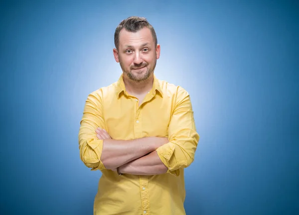 Joven Pensativo Sobre Fondo Azul Vestidos Con Camisa Amarilla Tipo — Foto de Stock