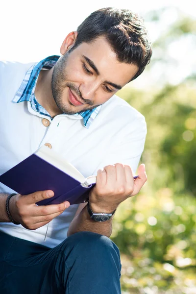 Close-up van man boek leest, — Stockfoto