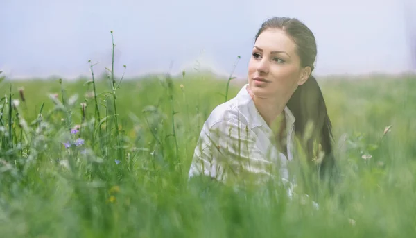 Jonge vrouw — Stockfoto