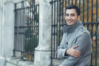 Muhteşem genç çekici erkek gülümseyen portre od