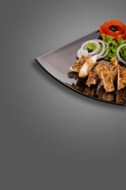 Gri arka plan üzerinde izole plaka üzerinde sağlıklı gıda