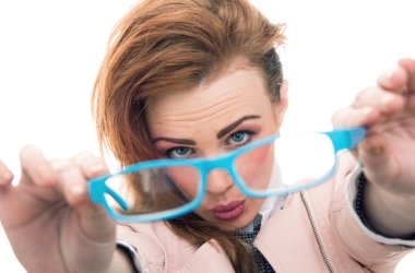 Kadın beyaz izole gözlük ile