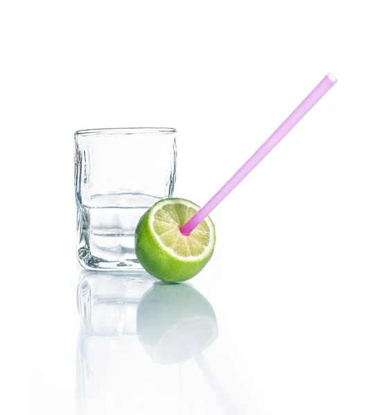 Kall dryck med lime och dricka sugrör. — Stockfoto