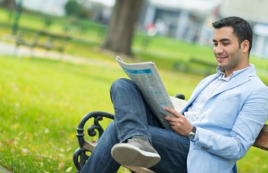 Yakışıklı genç adam zevk