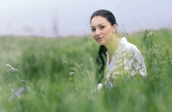 Vacker ung kvinna — Stockfoto