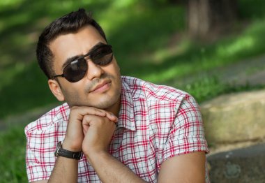 Bir parkta genç sevimli Türk adam