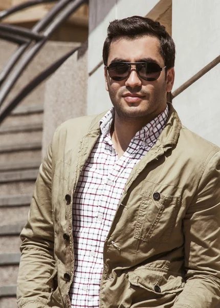 Retrato de chico hermoso con gafas de sol —  Fotos de Stock