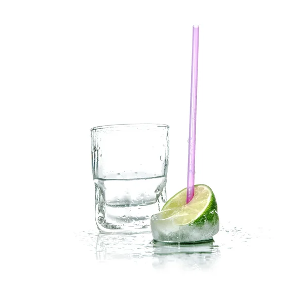 Alcohol - bebida de vodka con hielo — Foto de Stock