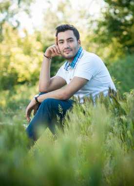 Orman çim üzerinde oturan adam