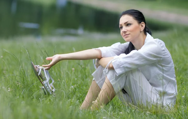 Young woman holding her sandals — Stock Photo, Image