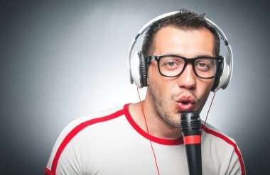 Mikrofon ve kulaklık ile adam