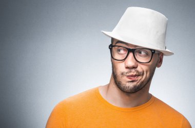 Gri arka plan üzerinde komik adam