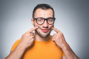 Gri arka plan üzerinde komik adam